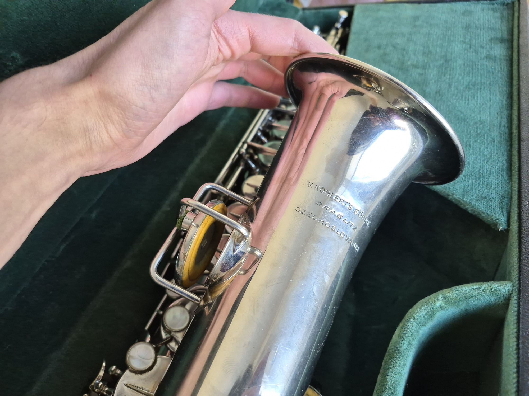 The bell of the Kohlert Model 1930 saxophone with a stamp saying V. KOHLERT'S SÖHNE GRASLITZ CZECHOSLOVAKEI.